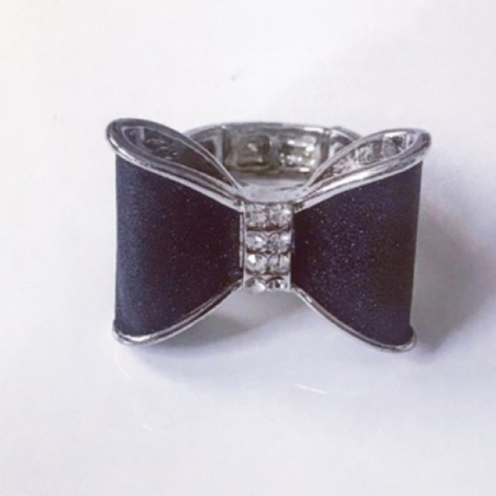 VINTAGE GUESS BLACK BOW RING                      One size fits all. Adj…